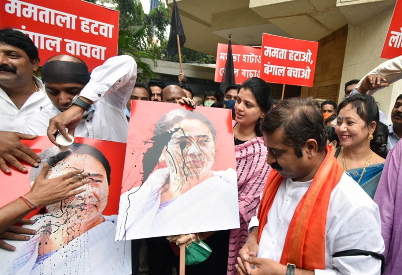 BJP MLA Captain Tamil Selvan protest in Mumbai against attack on party President J P Nadda's convoy in West Bengal