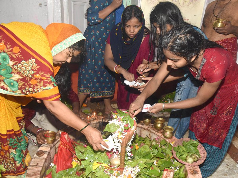 Devotees offer prayers to Lord Shiva 