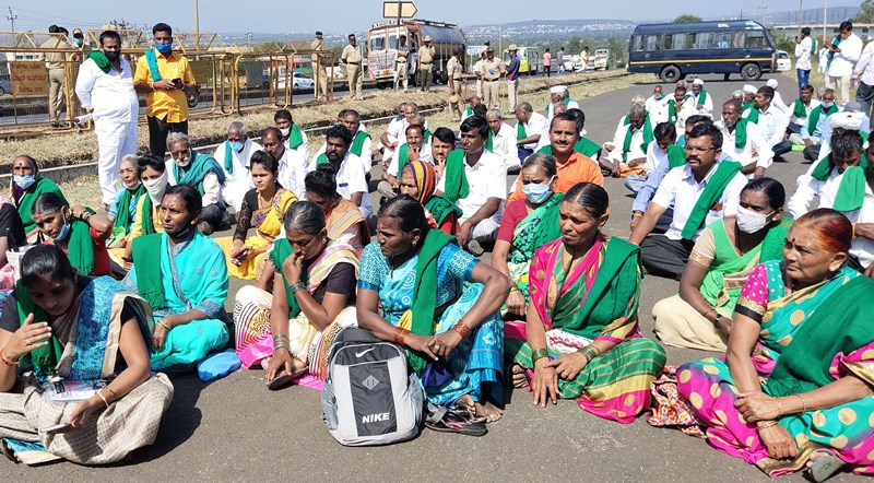 Farmers stage protest against farm laws near Suvarna Vidhana Soudha in Belagavi