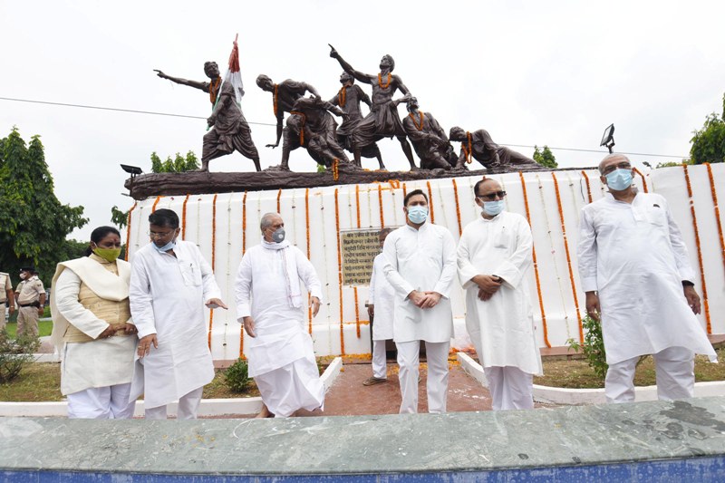 Tejashwi Yadav pays tribute to martyrs of Quit India movement