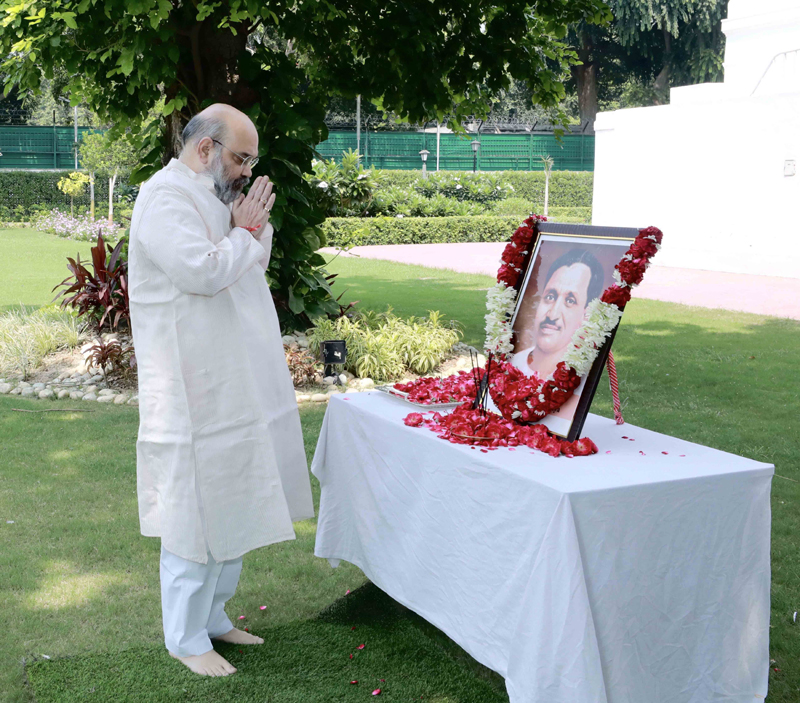 Amit Shah paying floral tribute to Pt. Deendayal Upadhyaya