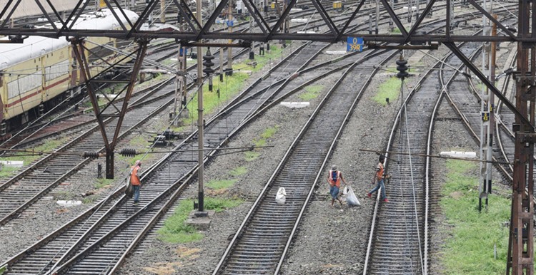 People getting screened in WB's Howrah by police during Coronavirus lockdown