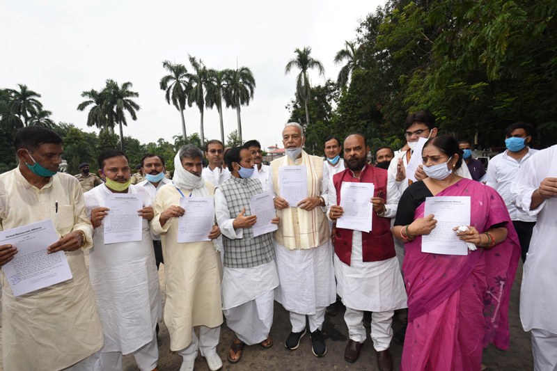 Yashwant Sinha hands over memorandum to Bihar Guv over Bihar flood