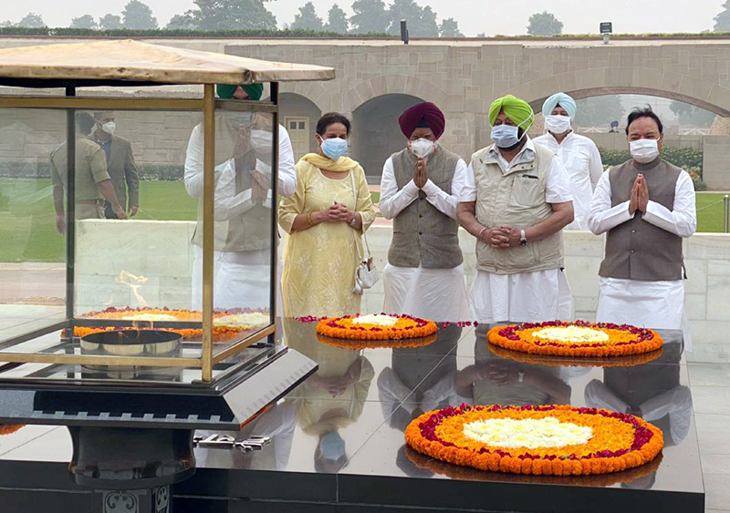 Amarinder Singh paying tribute to Mahatma Gandhi