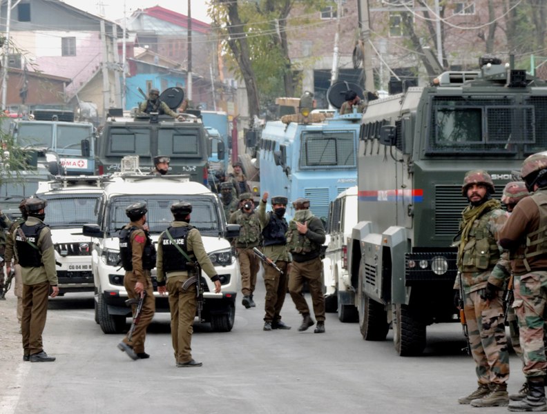 Jammu and Kashmir: Security forces ready to proceed at the encounter site