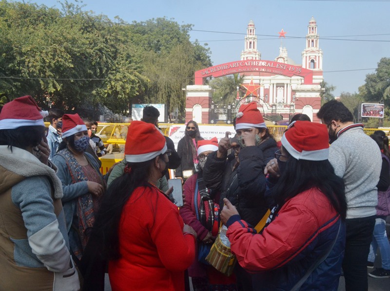 New Delhi: Child dresses like Santa Claus