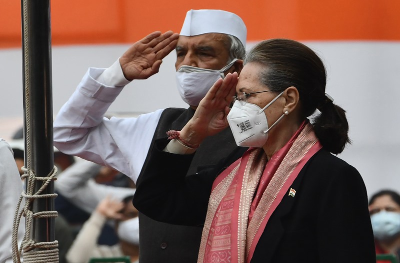 Sonia Gandhi hoisting Congress flag on 137th foundation day