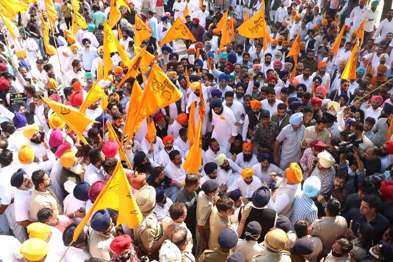 Police resorts to lathicharge on Shiromani Akali Dal workers during gherao of Punjab CM's residence