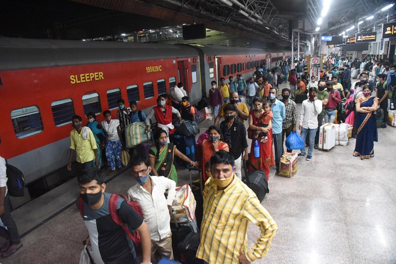 Migrants arrive in Maharashtra in Patna