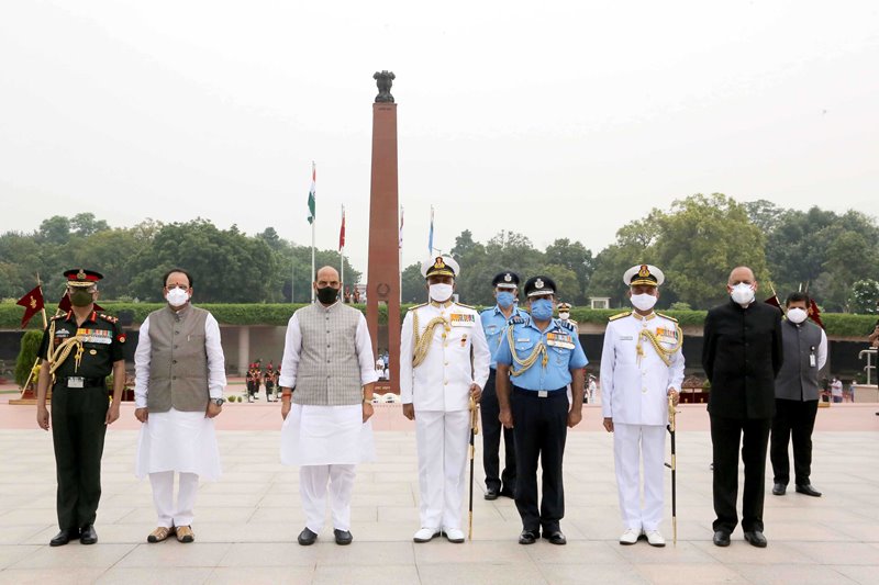 Defence Minister Rajnath Singh pays homage to fallen heroes on Kargil Diwas