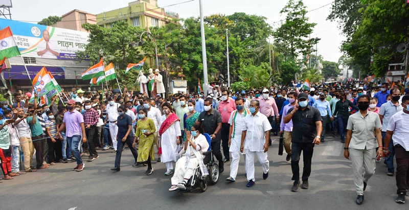 Bengal Polls 2021: Mamata Banerjee holds roadshow in Kolkata