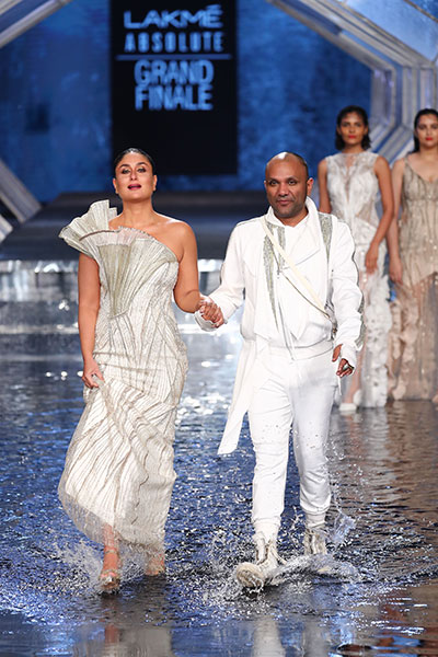 Lakme Fashion Week: Kareena Kapoor Khan scorches the ramp