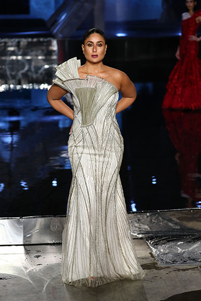 Lakme Fashion Week: Kareena Kapoor Khan scorches the ramp