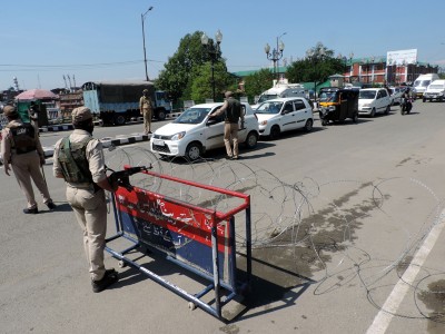 Kashmir lockdown: Roads wore deserted look