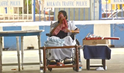 Mamata Banerjee calls off dharna against EC ban on her Bengal poll campaign