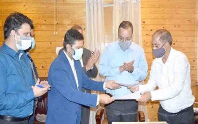 J&K Government signs MoU with Go-Airlines for transportation of perishable fruits
