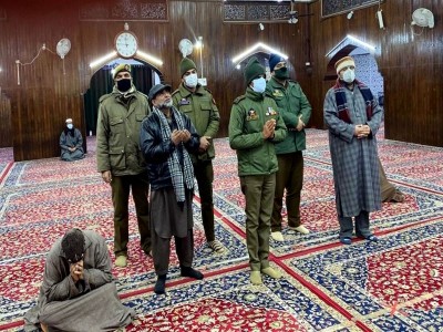 IGP Kashmir visits Hazratbal shrine, prays for peace and prosperity