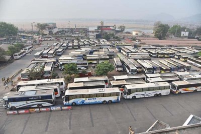 Bharat Bandh: Farmers block key roads, national highways; traffic disrupted