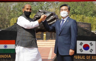 South Korean Defence minister witnesses Indian Army paratrooper exercise
