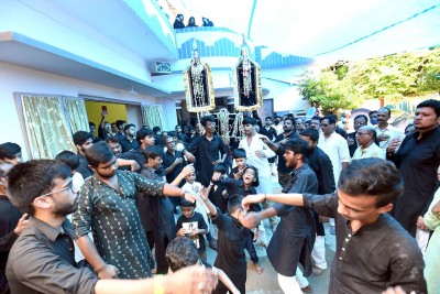 Shia muslims beating their chests in Patna procession