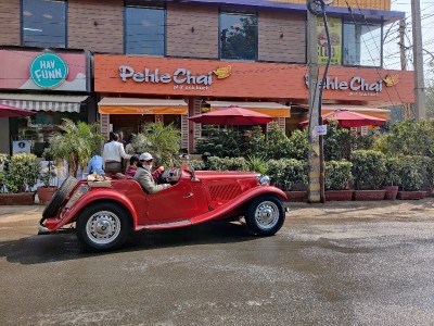 Gurugram keeps Valentines date with vintage cars while spreading vaccination awareness