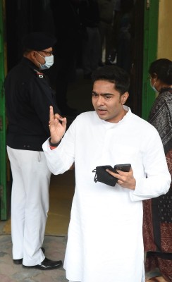 Abhishek Banerjee casts vote in KMC Elections 2021