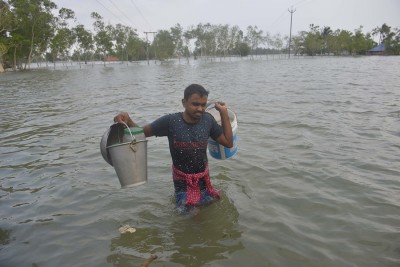 Cyclone Yaas: Glimpse of marooned villager moving to safer place in Bengal's Gosaba