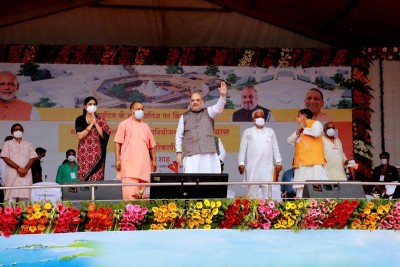 Amit Shah offers prayers at a temple in Varanasi