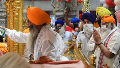 Modi visits Gurudwara Sis Ganj Sahib