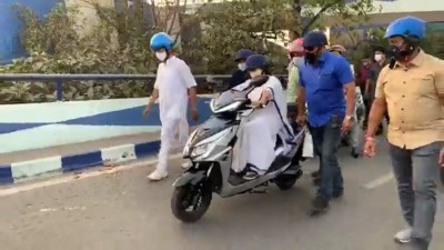 Mamata Banerjee drives e-scooty back home from office protesting fuel price hike