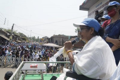 Bengal: Mamata's dharna today in protest against EC ban on her poll campaign