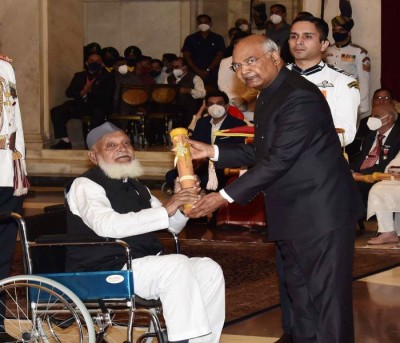 Prez confers Padma Shri on Ayodhya's Mohammad Shareef who performed last rites for over 25,000 unclaimed dead bodies
