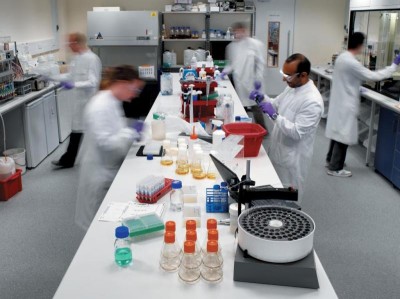 UK to offer AstraZeneca vaccine's alternative to people below 30 yrs over concerns of blood clots