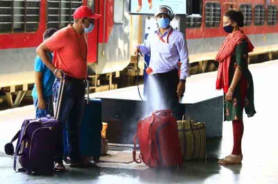 COVID-19: Maharashtra inches closer to lockdown; declares 7am - 11am shopping time