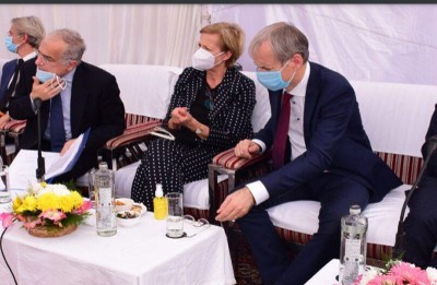 Envoys meet local body members, refugees in Jammu