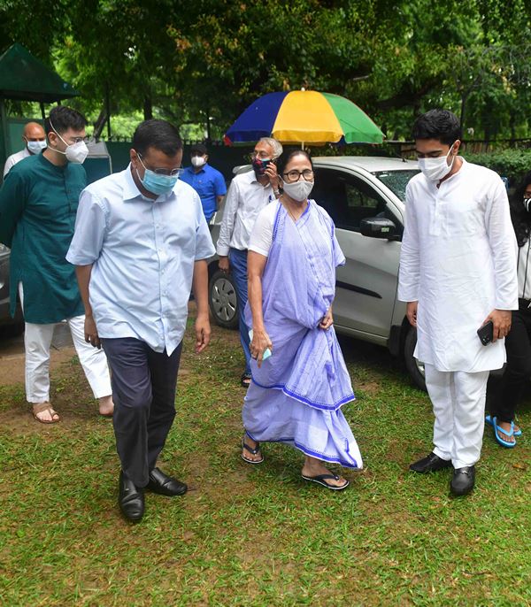 Mamata Banerjee meets Arvind Kejriwal, Sonia Gandhi in Delhi