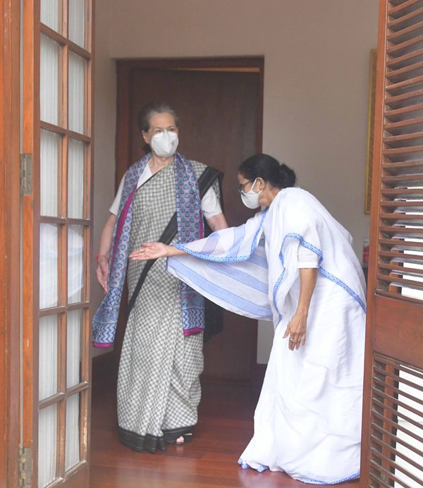 Mamata Banerjee meets Arvind Kejriwal, Sonia Gandhi in Delhi