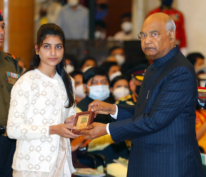Ram Nath Kovind presents Shaurya Chakra to Constable Zaker Hussain