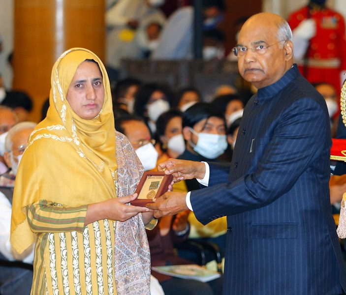 Ram Nath Kovind presents Shaurya Chakra to Constable Zaker Hussain