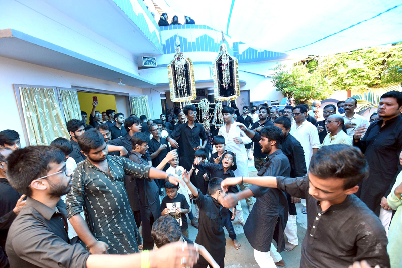 Shia muslims beating their chests in Patna procession