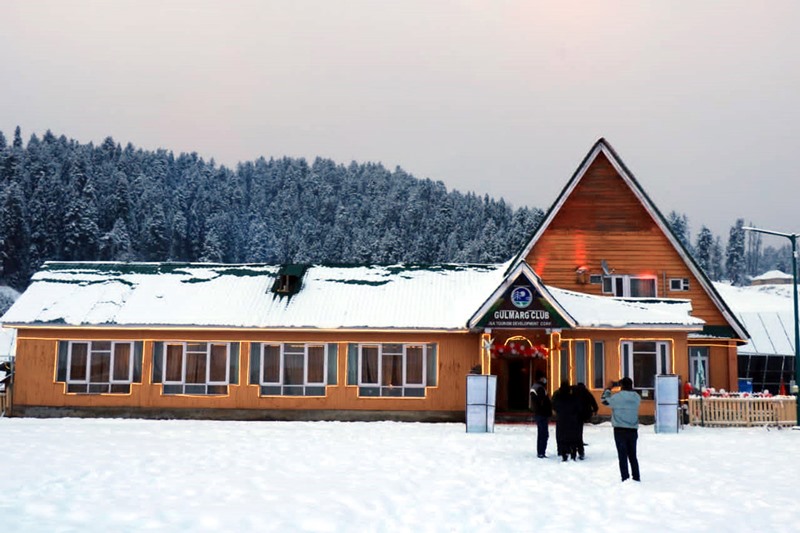 Tourists enjoying in Gulmarg