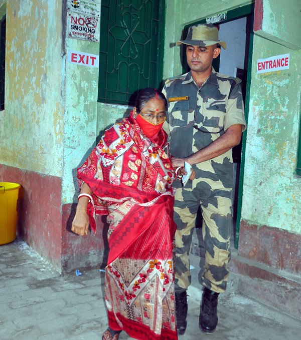 Voters wait in queue to cast vote in Bengal's North 24 Parganas
