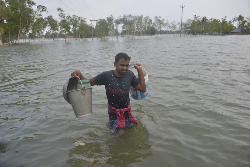 Cyclone Yaas: Glimpse of marooned villager moving to safer place in Bengal's Gosaba