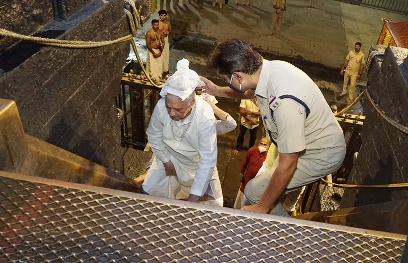 Kerala Governor Arif Mohammad Khan visits Sabarimala Temple
