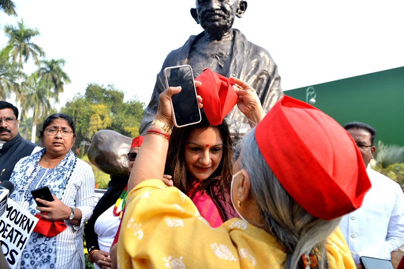 Opposition MPs wear red caps after Modi takes 'Laal Topi' jibe at Samajwadi Party
