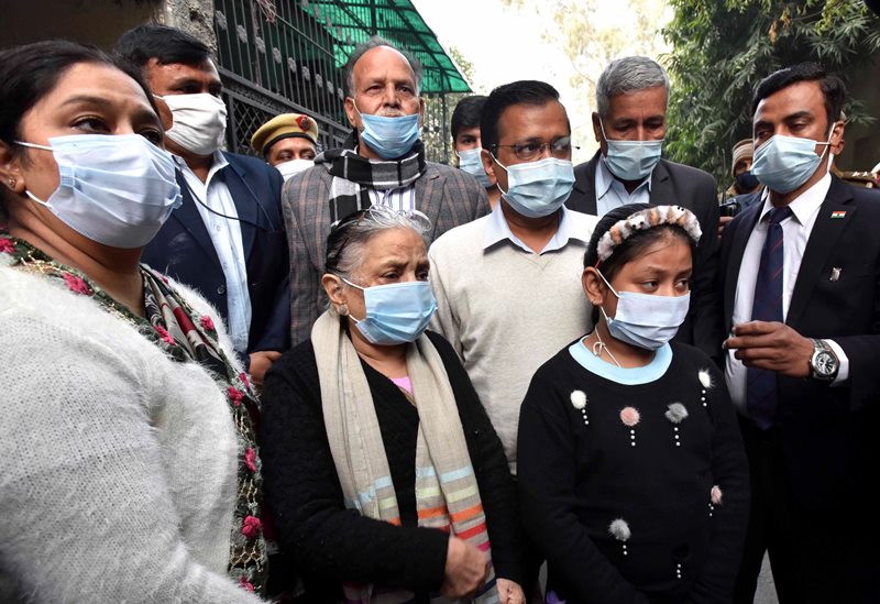 Arvind Kejriwal meets family of person who lost life in line of Covid duty