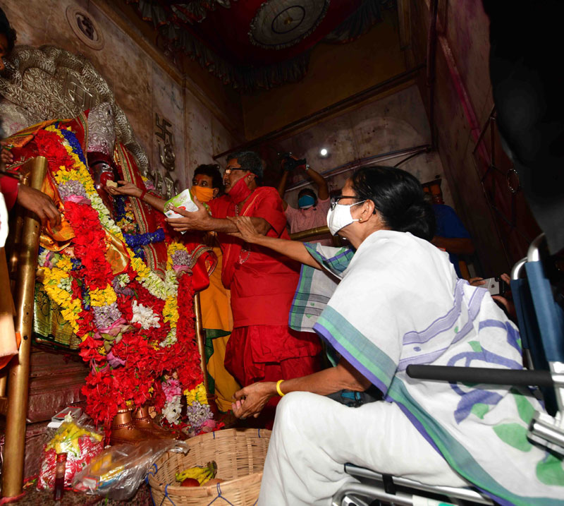 Bengal: Mamata Banerjee offers puja in Tarapith