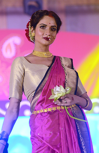 In images: Mimi Chakraborty unveils Tanishq's pujo collection