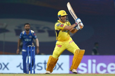 'Dhoni finishes off in style' against Mumbai Indians to earn CSK thrilling victory