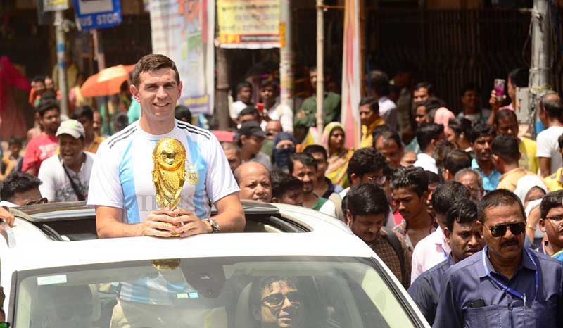 Argentina's World Cup-winning goalkeeper Emiliano Martinez wins hearts as he visits Kolkata